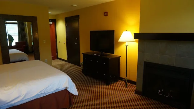 غرفة بسرير كوين بإطلالة على الجبل لذوي الإعاقة، Bear Creek Mountain Resort 1/3