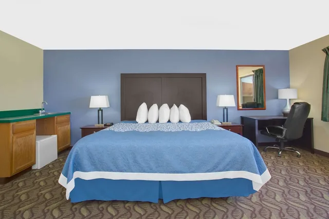 غرفة بسرير كينج وسريرين كوين، Days Inn by Wyndham North Platte 6/8