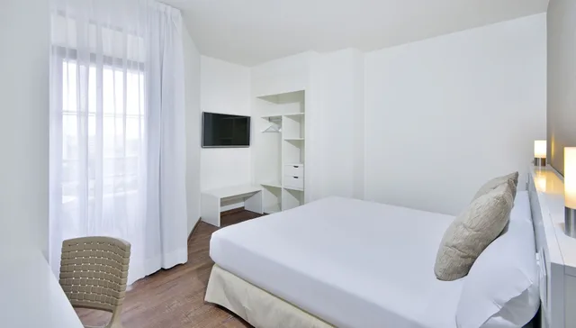 غرفة بسرير كوين بشرفة بإطلالة جزئية على البحر مع أريكة، Alua Calas de Mallorca Resort 3/6