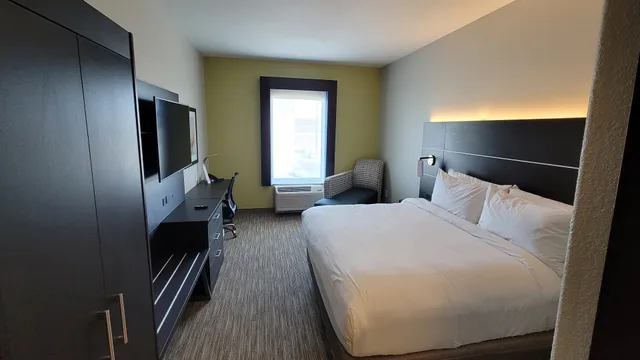 Leisure, King Bed, Holiday Inn Express and Suites - Junction City, Kansas 1/2