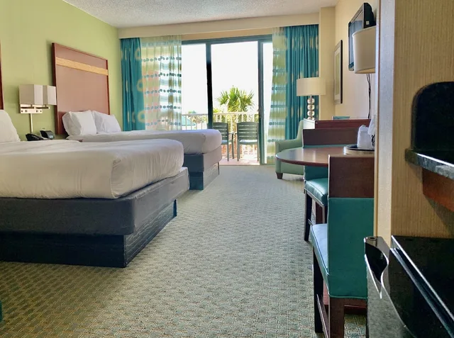 غرفة قياسية بسريرين كوين بإطلالة على المسبح، Holiday Inn Hotel And Suites Virginia Beach North Beach 3/10