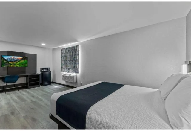 جناح بسرير كوين لغير المدخنين مع أريكة سرير، Motel6 Brighton, CO - Denver Northeast 3/7