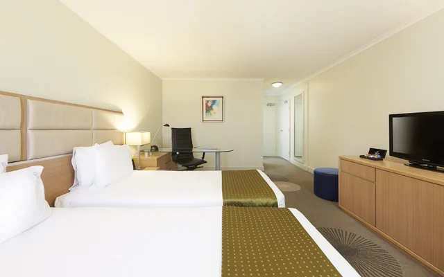 غرفة قياسية بسريرين منفصلين لذوي الإعاقة، Holiday Inn Parramatta 3/7