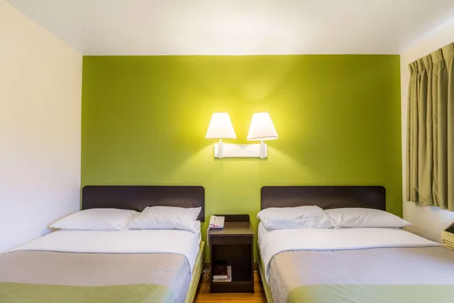 2 Queen Beds - ADA/Tub/Micfridge، Motel6 Green Bay, WI 5/10