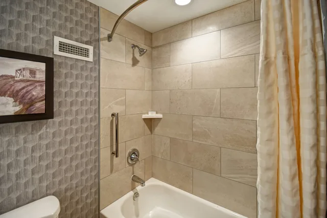 جناح بريميوم ركني بسرير كينج، Embassy Suites Little Rock 4/4