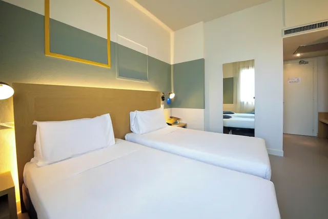 غرفة قياسية بسريرين منفصلين، B&B HOTEL Mantova Cristallo 1/5
