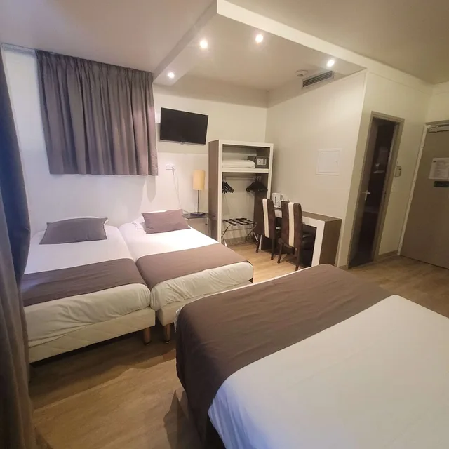 Standard, 1 Double and 3 Single Beds، Kyriad Orange Centre 2/10