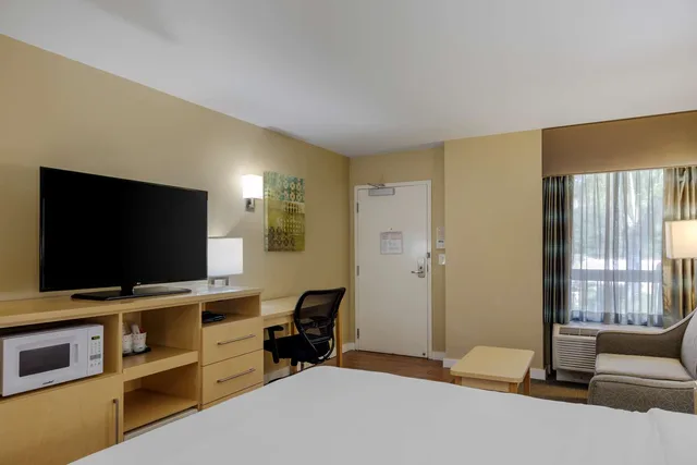 Room, King Bed, Courtyard View, Best Western Plus South Coast Inn 7/9