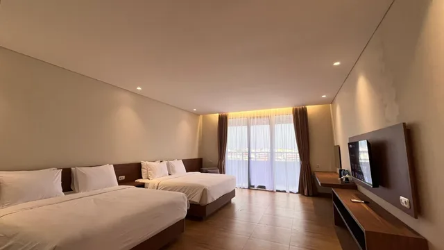 Family, Yes Hotel 2/3