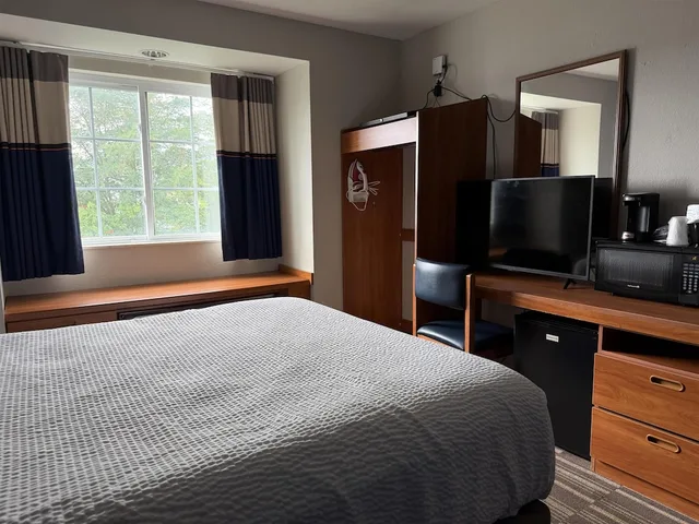 Standard, Queen Bed, Pet Friendly, Microtel Inn & Suites Huntsville 2/4