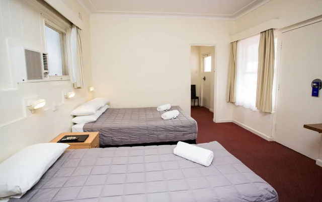 شقة بسرير كوين وسريرين منفصلين بغرفتي نوم، COWRA MOTOR INN 6/10