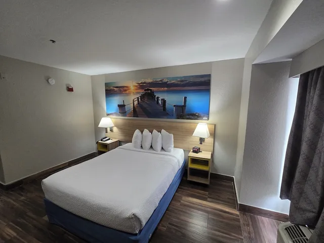 Room, Queen Bed, Days Inn And Suites By Wyndham Tampa Raymond James Stadium 2/10