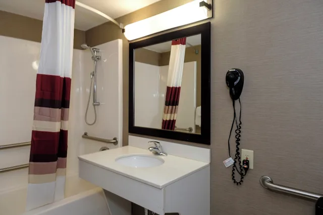 جناح بسريرين كوين بإطلالة على البحيرة لذوي الإعاقة، Red Roof Inn & Suites Newburgh - Stewart Airport/ West Point 4/10