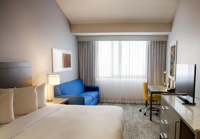 غرفة بسرير كينج بحوض استحمام، DoubleTree by Hilton Denver - Westminster 1/6