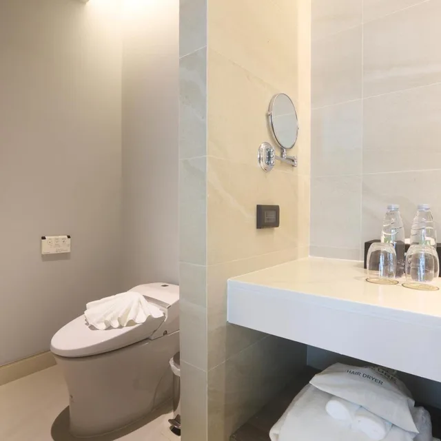 جناح بسرير كينج بإطلالة على المسبح، The Signature Hotel Airport 8/10