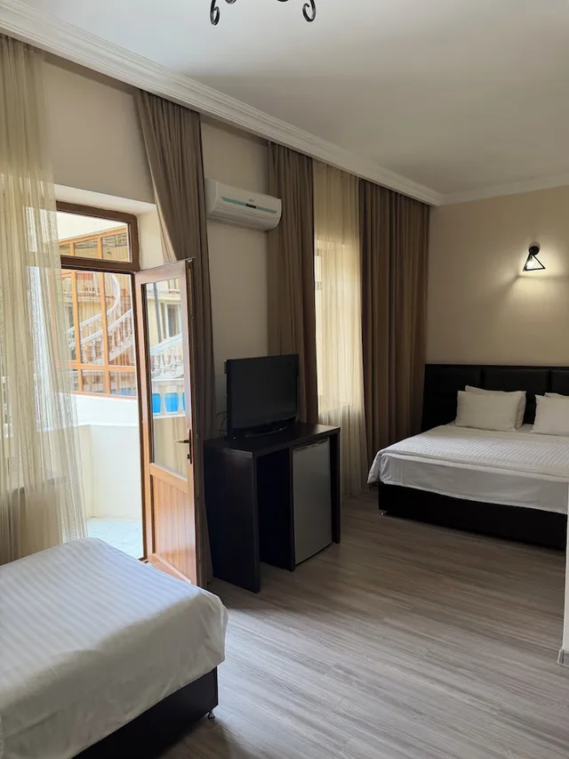 غرفة ثلاثية بثلاثة أسرّة، Capital Hotel 1/6