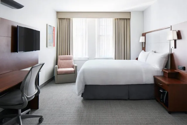غرفة بسرير كينج، Club Quarters Hotel Downton Houston 4/6
