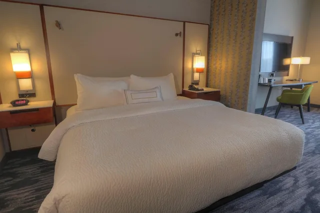 غرفة بسرير كينج مع أريكة، FAIRFIELD INN AND SUITES GATLINBURG DOWNTOWN 1/5