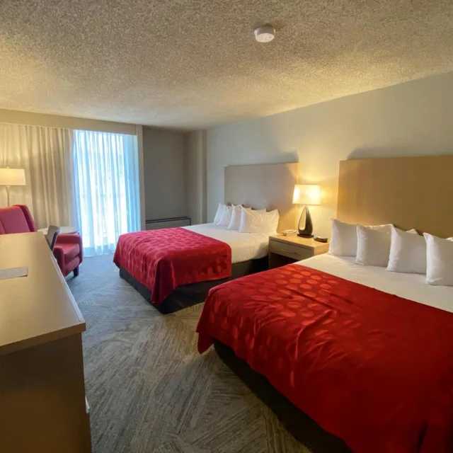 غرفة بسرير كينج وسريرين كوين بإطلالة على الشاطئ في المبنى الرئيسي، Penticton Lakeside Resort 2/5