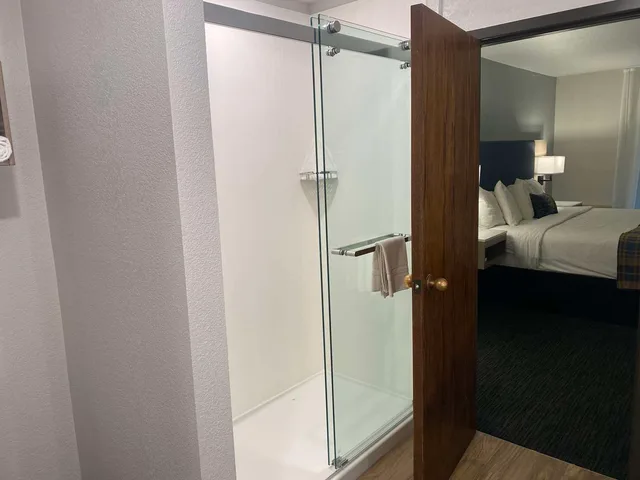 Room, Queen Bed, with View, Accessible, Best Western Lake Lucille Inn 4/4
