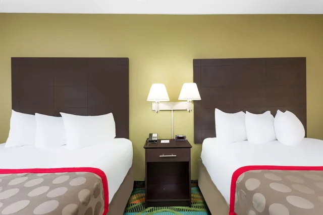 جناح استوديو بسريرين مزدوجين، Ramada By Wyndham Vandalia 7/9