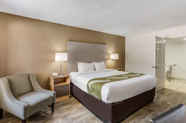 Room, King Bed, Accessible, Quality Inn and Suites Hot Springs Lake Hamilton 2/4