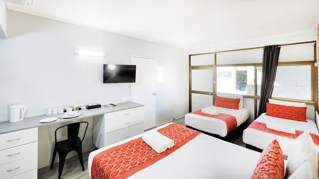 غرفة عائلية بسرير كوين وسريرين منفصلين، TROPICAL GATEWAY MOTOR INN 1/10