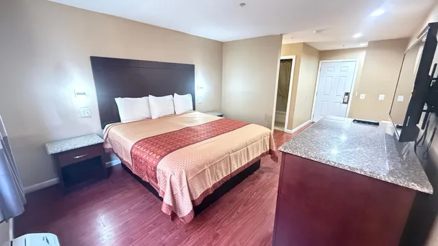 Room, King Bed, Valley Inn 1/2