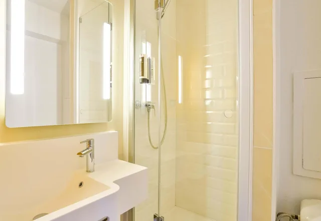 غرفة ثلاثية بسرير كوين وسرير فردي، B&B HOTEL Paris Malakoff Parc des Expositions 3/4