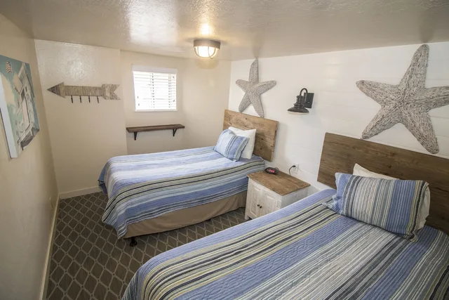Room, Queen and Twin Beds, River Front, Sofa, Ground Floor، Capitola Venetian Hotel 3/7