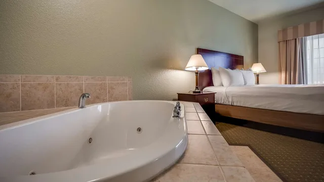 غرفة بسرير كينج، Best Western Plus Bayshore Inn 9/9