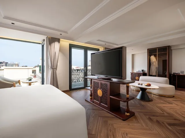 جناح سيغنتشر بسرير كينج بإطلالة على المدينة بشرفة، L'Signature Hotel & Spa 2/6