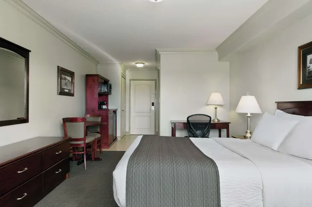 غرفة قياسية بسرير كوين يُسمح فيها بالحيوانات الأليفة، Quality Inn & Suites Whitecourt 1/9