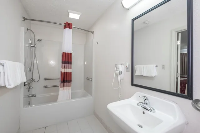 غرفة قياسية بسرير كينج لذوي الإعاقة، Red Roof Inn Columbus Northeast - Westerville 6/6