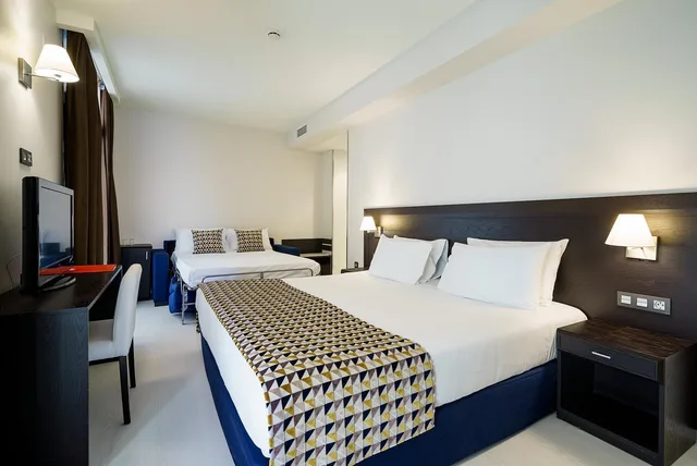 Room, Quadruple, King Bed, Dorma Malaga Museos 2/7