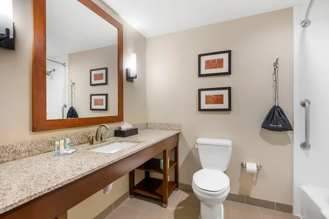 غرفة بسريرين كوين مع أريكة، Comfort Suites West Omaha, NE 4/10