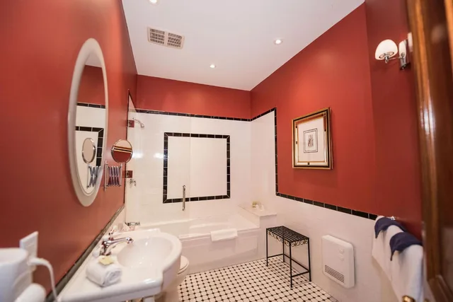 غرفة سوبيريور بسرير كينج وسرير كوين، Manoir Sherbrooke 6/6