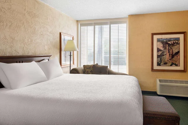 جناح بسرير كينج، Ramada by Wyndham Tucson 2/2