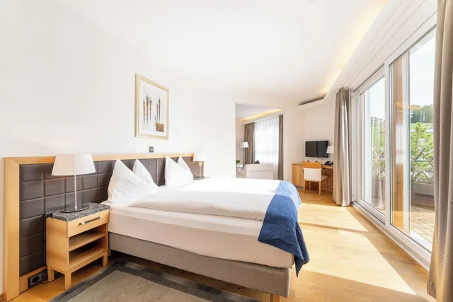 جناح بسرير مزدوج مع أريكة، Turmhotel Victoria 7/10