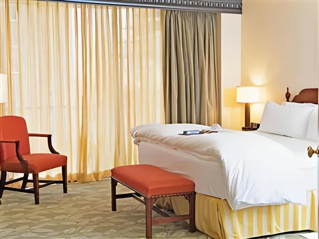 Suite, King Bed, Balcony, InterContinental Kansas City at the Plaza 3/6