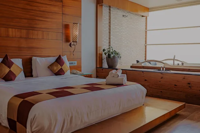 جناح شهر العسل بجاكوزي، Amber Dale Luxury Hotel and Spa, Munnar (ex PLUM JUDY - THE LEISURE HOTEL) 2/10