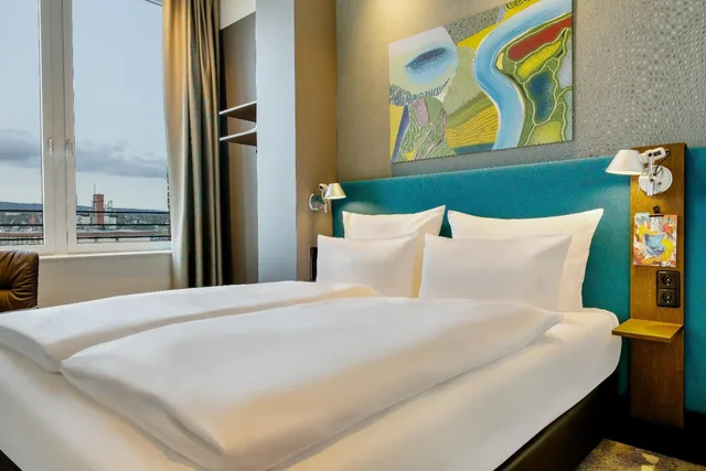 Room, Queen Bed, Hotel Motel One Wiesbaden 3/8