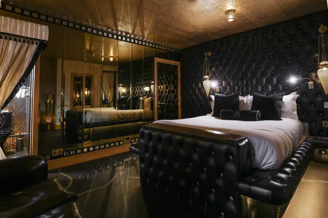 Cozy, Double Bed, Crazy Bear Hotel Beaconsfield 2/2