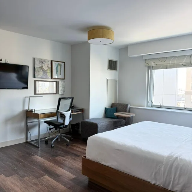 غرفة قياسية بسرير كينج، Element by Westin Calgary Airport 2/3