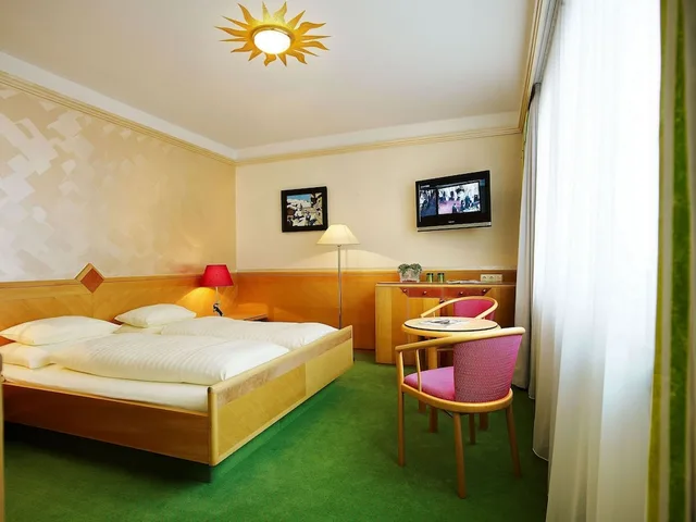 غرفة سوبيريور بسرير كوين مع أريكة، Hotel Schrofenstein 1/7