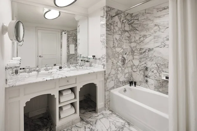 غرفة كلوب بسريرين كوين، The Ritz Carlton San Francisco 3/3