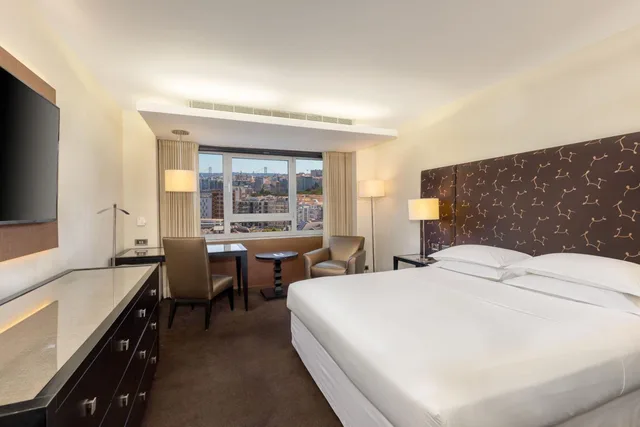 Guest Room, Deluxe, Queen Bed, Pool Access، SHERATON LISBOA HOTEL AND SPA 2/6