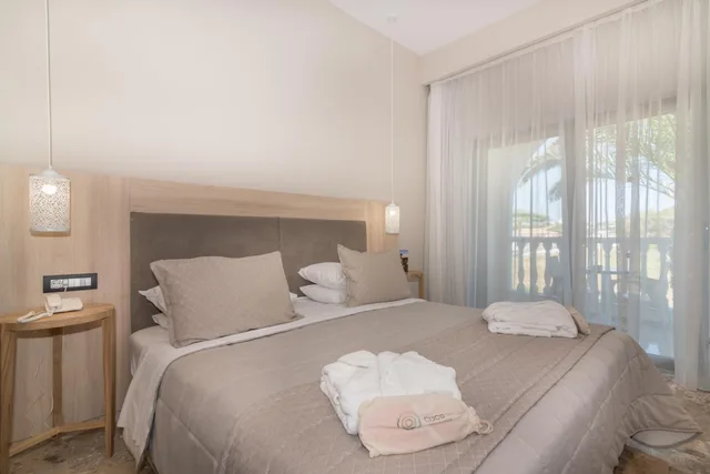 Deluxe, VenusHotel and Suites 1/6