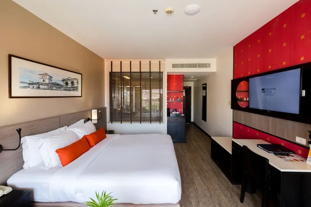 Superior City View, Deevana Plaza Phuket Patong 5/9