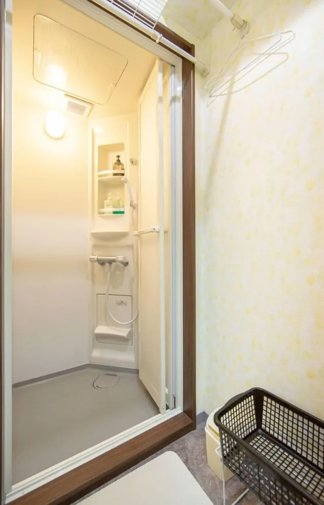 غرفة بسريرين منفصلين وسرير مزدوج وسرير بطابقين بحمام مشترك، GUEST HOUSE Bs Five II 5/5